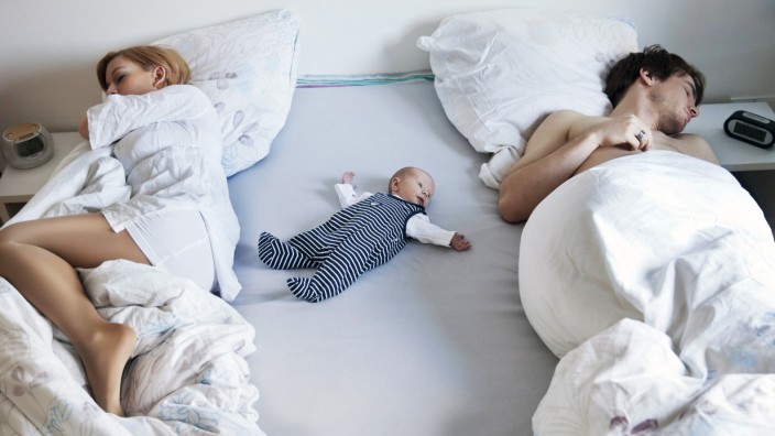 Parents sleeping with newborn baby in bed model released Symbolfoto property released PUBLICATIONxIN