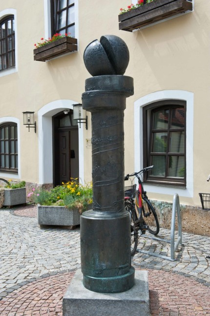 SZ-Serie Kunst im Rathaus: Die Stadtsäule, die die geschichtliche Entwicklung wiedergibt, stammt von Bildhauer Fritz Brosig.
