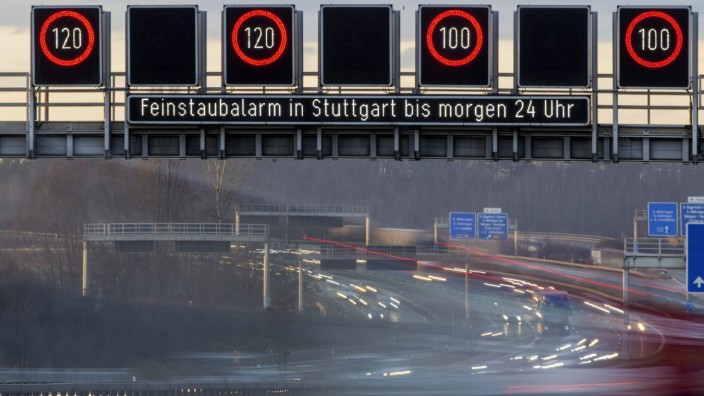 DEU Deutschland Stuttgart 02 02 2017 Feinstaubalarm in Stuttgart An der Autobahn A8 wird darauf
