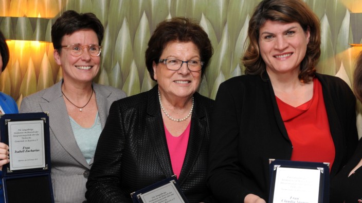 Auszeichnung: Isabell Zacharias, Barbara Stamm und ihre Tochter Claudia Stamm (von links) haben sich besondere Verdienste in der Integration erworben.