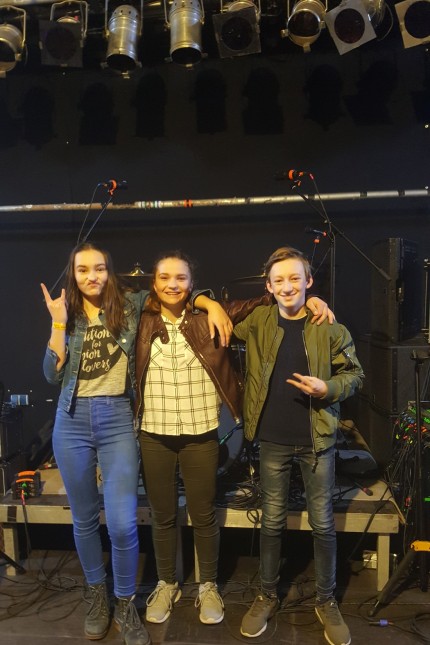 Junge Rockmusiker: "Nur zu dritt, aber es fehlt nichts": Die Schwestern Vroni und Maria Rest und Luca Lapper (von links) sind die Break Out's.