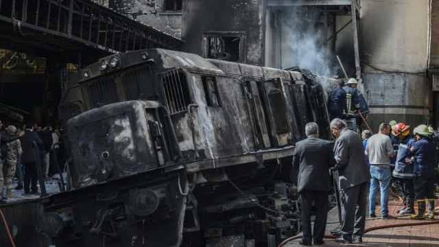 Feuer am Hauptbahnhof von Kairo
