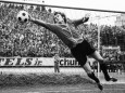1 BL Saison 1974 1975 Eintracht Braunschweig gegen FC Bayern München 3 1 am 05 10 1974 Torwart Se; Sepp Maier wird 75 Jahre alt - er war für seine geschmeidigen Paraden bekannt.