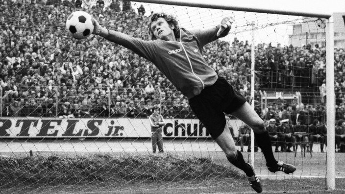 1 BL Saison 1974 1975 Eintracht Braunschweig gegen FC Bayern München 3 1 am 05 10 1974 Torwart Se; Sepp Maier wird 75 Jahre alt - er war für seine geschmeidigen Paraden bekannt.