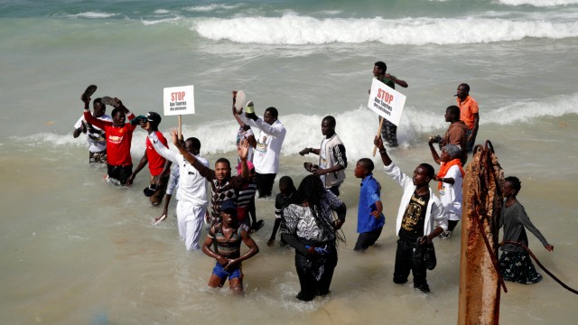 Senegal: In Sorge um ihre Existenz: Demonstranten in Saint-Louis, Senegal, fordern mehr Fischereirechte für Einheimische und protestieren gegen die ausländische Konkurrenz.