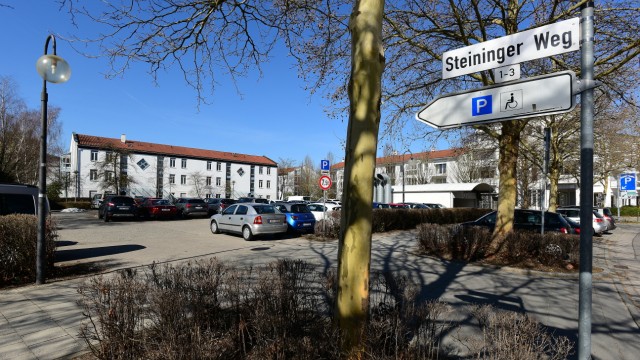 Volkshochschule: Ein Neubau könnte laut Bürgermeister Gruchmann auf dem Parkplatz gegenüber dem Rathaus Platz finden.