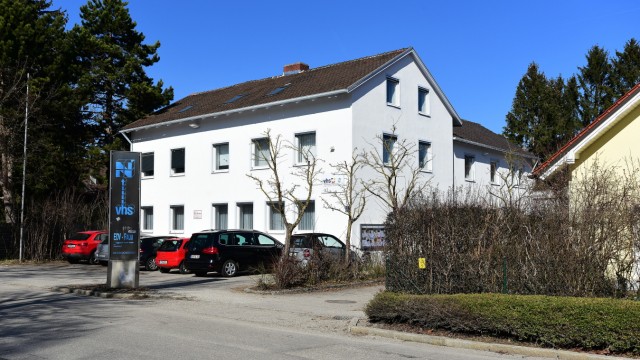 Volkshochschule: Das alte Rathaus in Garching ist der VHS längst zu klein geworden.