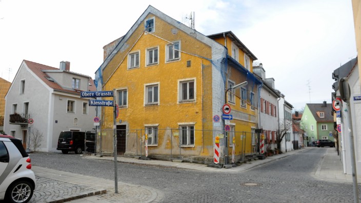 Obergiesing: Das gelbe Haus an der Oberen Grasstraße 6 muss erst von Grund auf saniert werden, ehe sich hier jemand niederlassen kann.