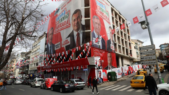 Türkei: Wahlwerbung der Opposition in Ankara. Ausgerechnet in der Hauptstadt sagen mehrere Institute, auch regierungsnahe, einen Sieg des CHP-Kandidaten Mansur Yavaş voraus (auf den haushohen Plakaten links).