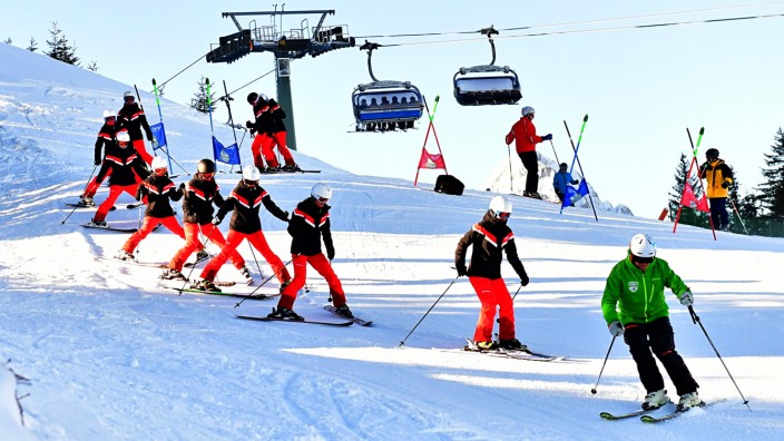 Winterspiele 2022 in Peking: Heute Schneepflug, übermorgen Olympia? Chinesische Sportler sollen in Garmisch-Partenkirchen ein halbes Sportlerleben aufholen und sich für die Winterspiele 2022 empfehlen.