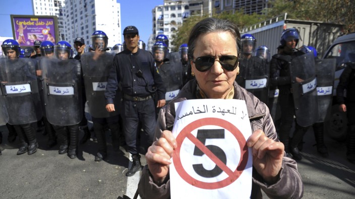 Algerien: Eine Demonstrantin in Algier hält ein Transparent gegen eine fünfte Amtszeit Bouteflikas hoch.
