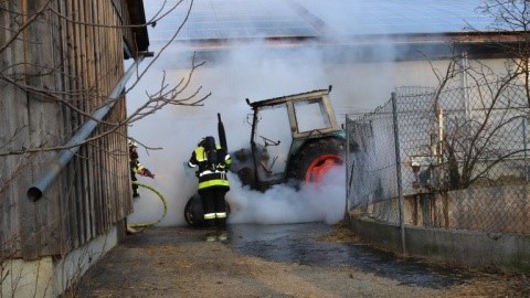 Inning: Der Traktor fing während der Arbeit auf einem Bauernhof in Inning Feuer. Verletzt wurde niemand.
