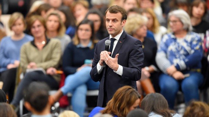 Frankreich: Macron redet so, wie Boxer Kämpfe gewinnen: blitzschnell reagieren, nie müde werden, immer beweglich bleiben; hier mit Frauen in Pessac über deren soziale Situation.