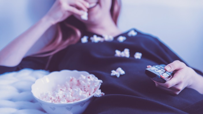 Medienschnorrer: Couch, Popcorn und ein kostenloser Zugang zu Netflix - fertig ist der Serien-Abend.