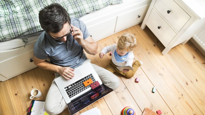 Father with his little son working from home model released Symbolfoto property released PUBLICATION