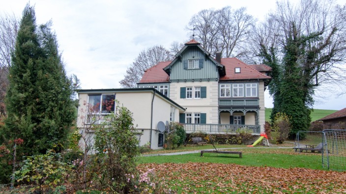 Münsing: Zulässig oder ein Sündenfall? Die Bonsels-Stiftung will den Anbau (im Vordergrund) an die Villa des Schriftstellers durch einen Neubau ersetzen.