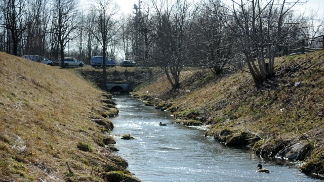 Berg am Laim: Der Hüllgraben, so die Bahn, werde weiterhin mit Wasser aus dem Hachinger Bach versorgt.