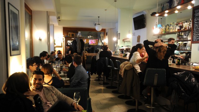 Kostprobe: Die Atmosphäre im Restaurant und an der langen Bar ist behaglich, auch das lockt viele Gäste regelmäßig in die Brasserie.