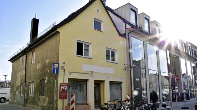 Ortsgeschichte: Einem Neubau sollte das 300 Jahre alte Handwerkerhaus in der Schöngeisinger Straße in Bruck weichen. Doch nun saniert es ein Bauunternehmer
