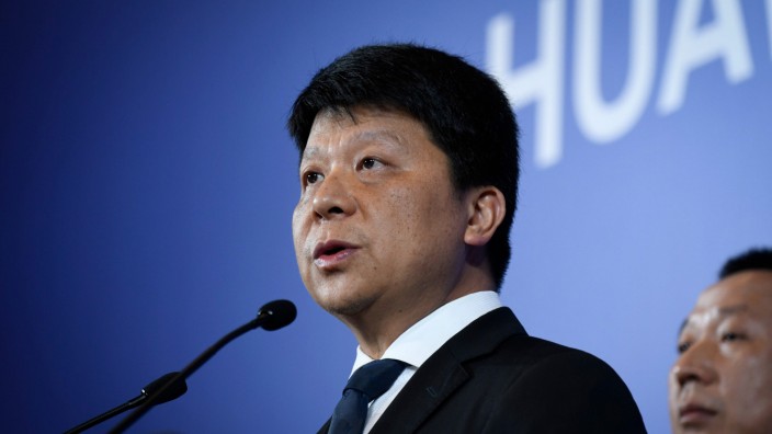 Leserdiskussion: Auch in Deutschland mehren sich im Vorlauf auf die Vergabe der 5G-Lizenzen kritische Stimmen gegen den chinesischen Konzern. (Im Bild: der Huawei-Vorsitzende Guo Ping)