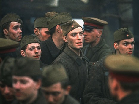 Jude Law als russischer Soldat in Stalingrad, 2001