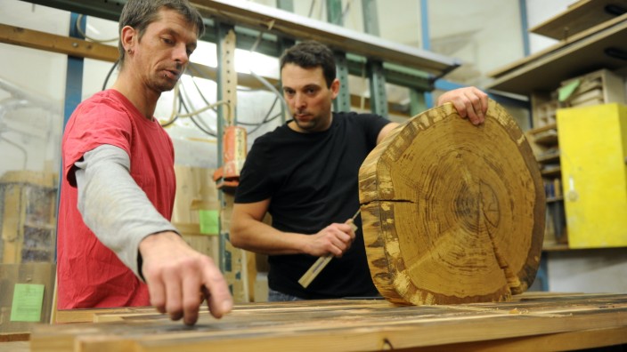 Hei: Handwerkern unter fachkundiger Anleitung: Auch eine Holz-Werkstatt gehört zum Haus der Eigenarbeit.