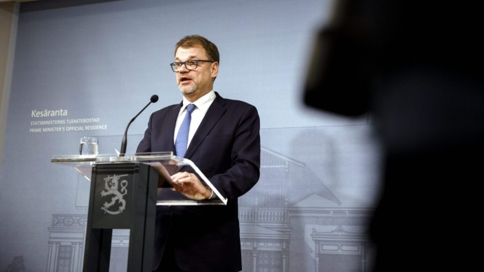 Finnland: „Manchmal muss man in der Politik Verantwortung übernehmen“, sagte Premierminister Juha Sipilä in Helsinki bei einer Pressekonferenz.