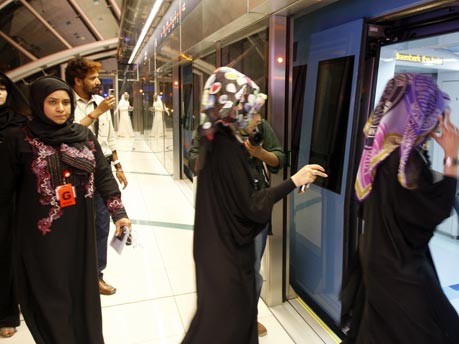 eigenes frauenabteil der metro in dubai ; Reuters