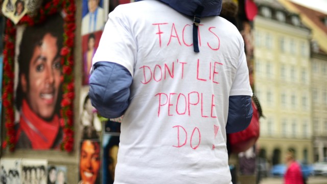 TV-Doku "Leaving Neverland": Eine der Frauen hat sich extra ein T-Shirt übergezogen, auf dem steht "Facts don't lie, people do" steht und "innocent".