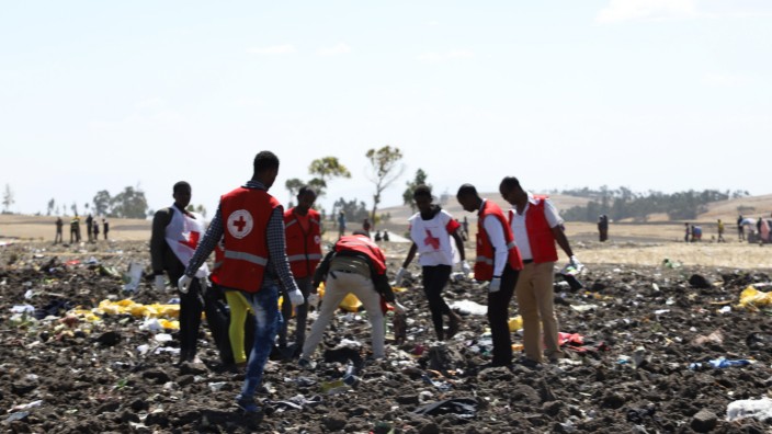 Flugzeugabsturz: 60 Kilometer südöstlich von Addis Abeba: Rot-Kreuz-Helfer am Sonntag an der Absturzstelle. Helfen konnten sie niemandem mehr.