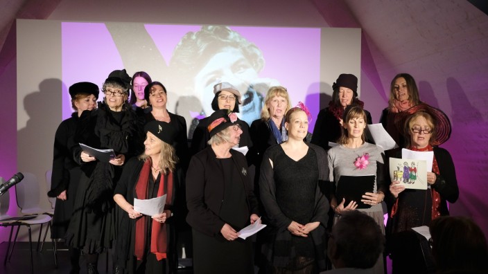 Gleichberechtigung: Die Veranstaltung zum Jubiläum "100 Jahre Frauenwahlrecht" war gut besucht. Der "Sirenenchor" begleitete das Programm mit einschlägigen Liedern.