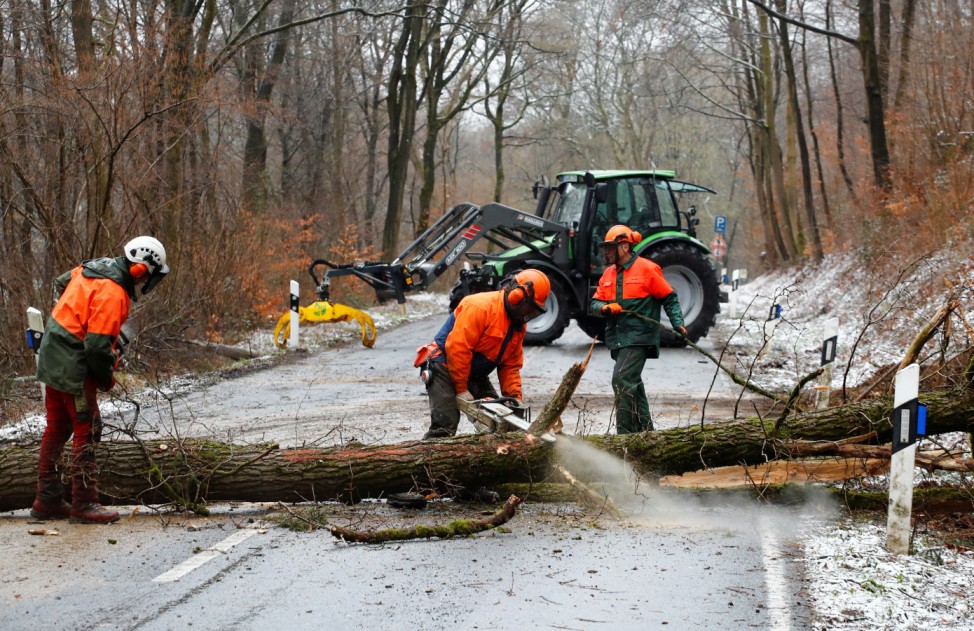 Storm 'Eberhard' causes road blocks near Bonn