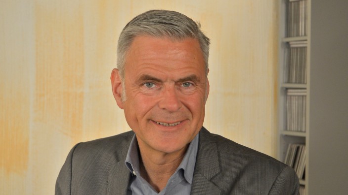 Medizin am Lebensende: Uwe Janssens, 59, ist Chefarzt der Klinik für Innere Medizin und Internistische Intensivmedizin am St.-Antonius-Hospital in Eschweiler. Seit Januar 2019 ist er Präsident der Deutschen Interdisziplinären Vereinigung für Intensiv- und Notfallmedizin.