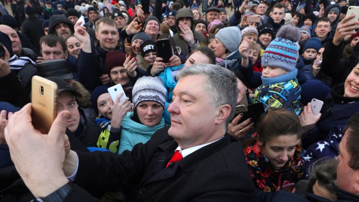 Ukraine: Schaut mich an: Amtsinhaber Poroschenko bei einem Wahlkampfauftritt. Umfragen zufolge liegt er weit hinter seinem Gegenkandidaten Selenskij.