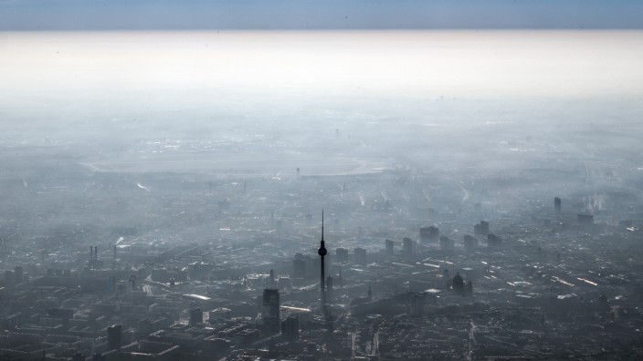 Volksentscheid: Dunstglocke über Berlin: Wer soll beim Klimaschutz vorangehen, wenn nicht moderne Großstädte?
