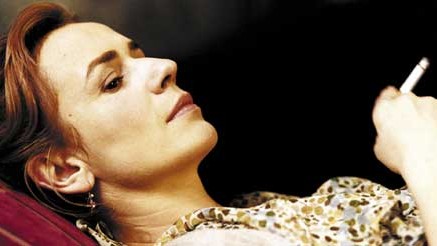 Schwacher Berlinale-Auftakt: Zuerst mal was Schönes: Szenenbild aus dem französischen Film 'Confidences trop intimes' (Intimste Feinde) von Patrice Leconte, der im Wettbewerb  gezeigt wird. Das Bild zeigt die Schauspielerin Sandrine Bonnaire.