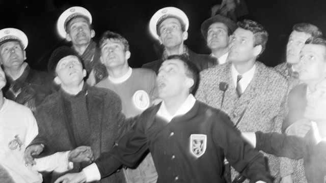 Schiedsrichter, Spieler, Pressevertreter und Polizisten beim Münzwurf von Rotterdam 24. März 1965