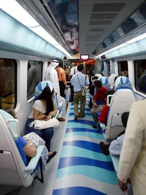 im inneren eines zugs der neuen metro in dubai ; Reuters