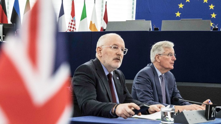EU-Politiker Frans Timmermans und Michel Barnier im Europäischen Parlament