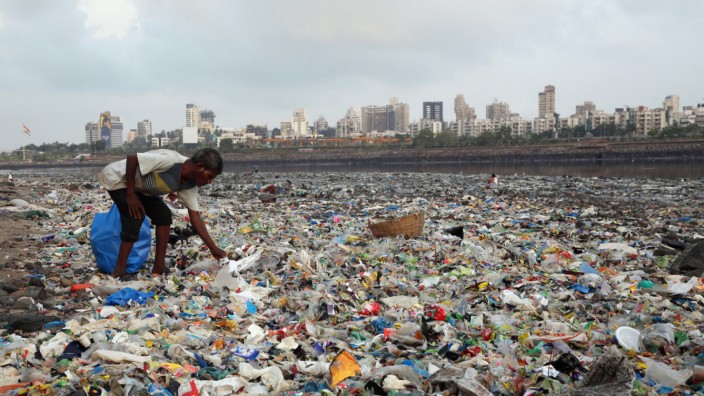 Plastikmüll am Meer in Mumbai, Indien
