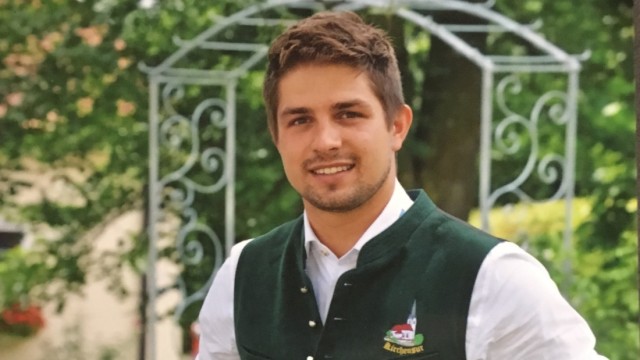 SZ-Serie "Wunschfunk": Tobias Löw arbeitet als Landwirt im Familienbetrieb in Kirchensur im oberbayerischen Landkreis Rosenheim. Er ist 23 Jahre alt.