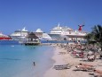 Mehrere Kreuzfahrtschiffe liegen im Hafen von Nassau auf den Bahamas vor Anker.