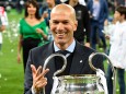 Real Madrid - Zinédine Zidane mit dem Champions-League-Pokal 2018 in Kiew