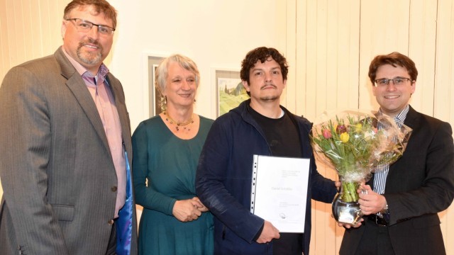 Preis für Freilichtmalerei 2019: Landrat Stefan Löwl (links), Galerieleiterin Elisabeth Boser und OB Florian Hartmann (re.) gratulieren Daniel Schüßler.