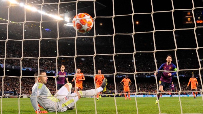 Champions League: Lionel Messi überwindet Lyons Torhüter Anthony Lopes mit einem Panenka-Elfmeter.