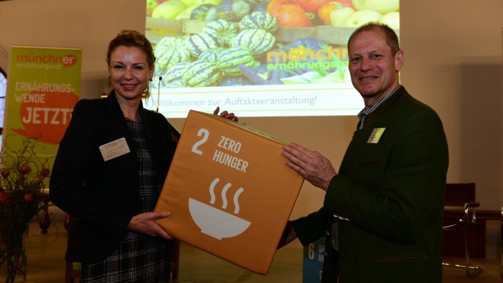 Auftaktveranstaltung: Umweltreferentin Stephanie Jacobs und Albrecht von Schultzendorff stellen den neuen Ernährungsrat vor.