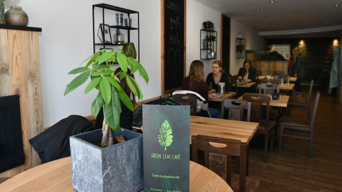 Green Leaf Cafe: Getränke und Speisen auf rein pflanzlicher Basis, das ist eine Marktlücke in Erding. Im März 2017 eröffneten die Betreiber ein kleines Café am Ende der Langen Zeile, jetzt haben sie sich vergrößert.