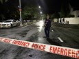 Polizisten sperren eine Straße vor einer Moschee in Christchurch