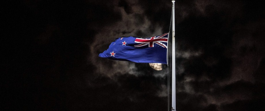 Neuseeland - Eine neuseeländische Fahne weht auf Halbmast nach einem rechtsextremen Anschlag in Christchurch 2019