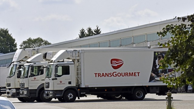 Wirtschaft: Die Firma beliefert mit 42 eigenen Lastwagen ihre Kunden in Südbayern.